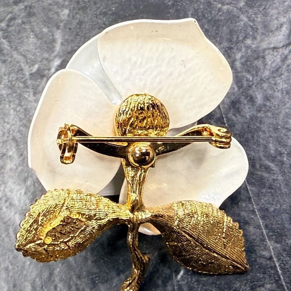 GIOVANNI White Rose with Gold Tone Leaves Brooch